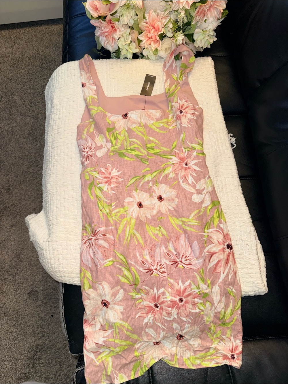 Express Pink Floral Mini Dress - Picture 2 of 2